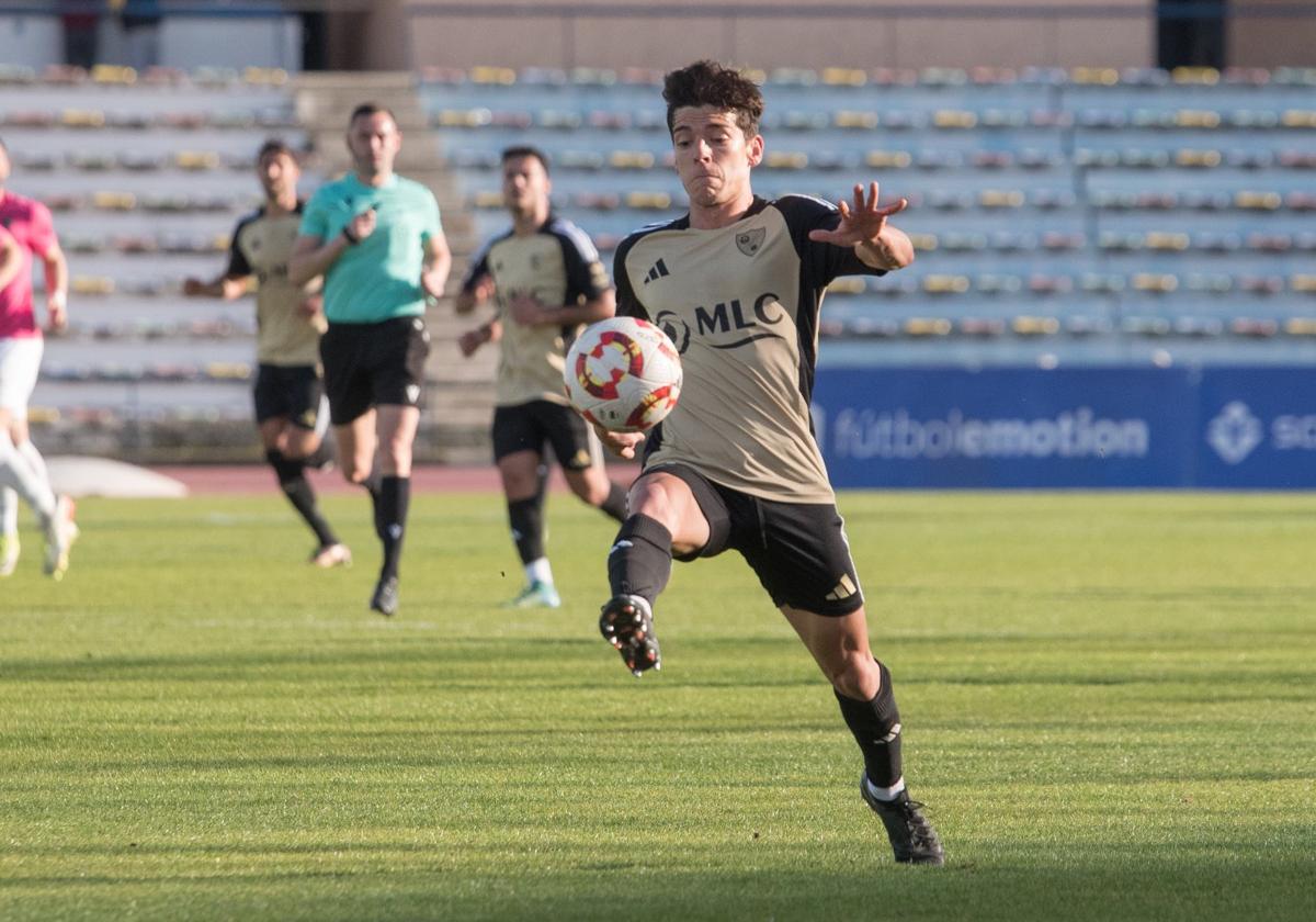 Juanjo Mateo en una incursión por la banda en el Estadio Iberoamericano