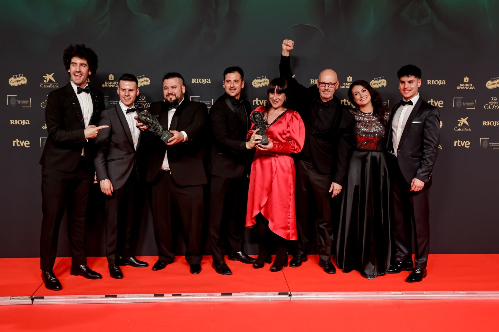 La imágenes más simpáticas de los premiados en el photocall de los Goya