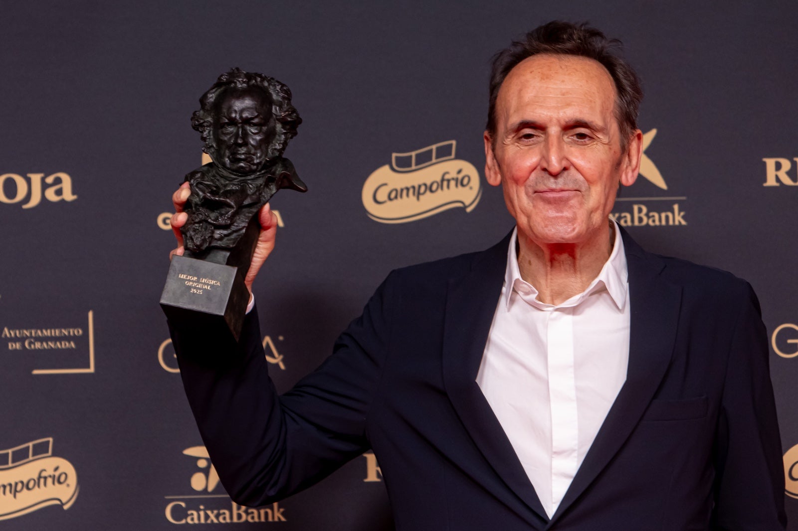 La imágenes más simpáticas de los premiados en el photocall de los Goya