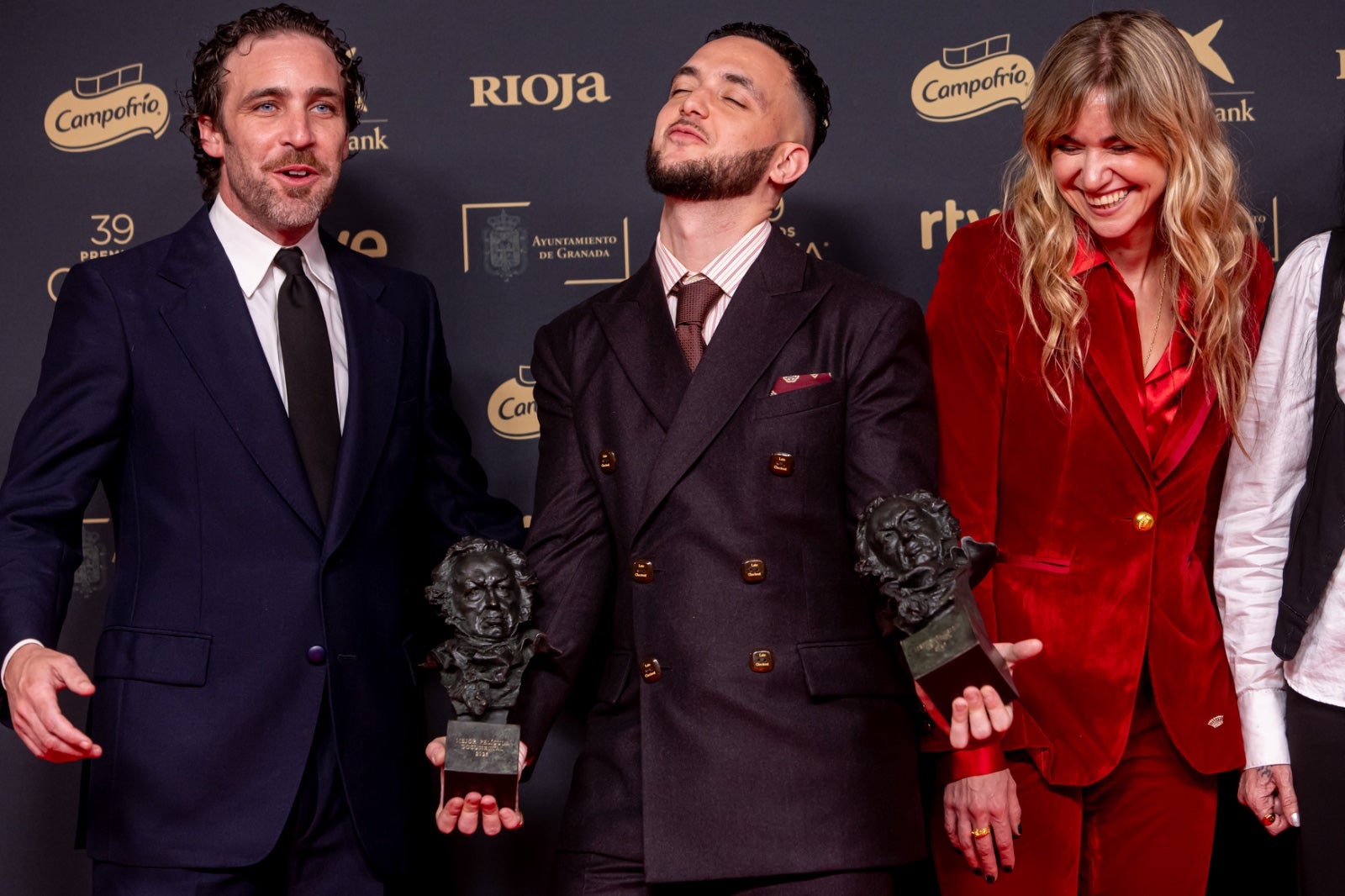 La imágenes más simpáticas de los premiados en el photocall de los Goya