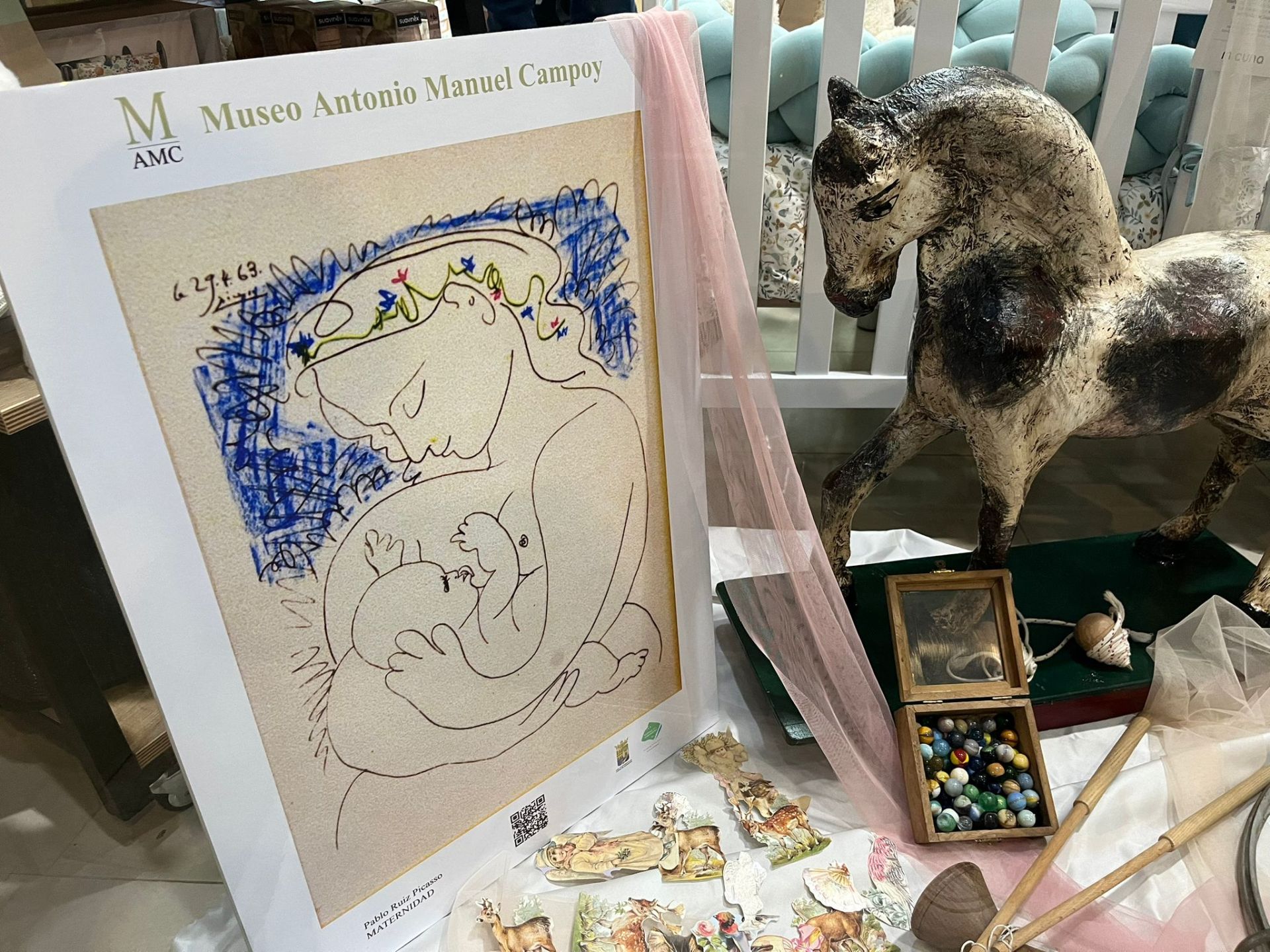 'La Maternidad' de Picasso, en el escaparate de una tienda de bebé.