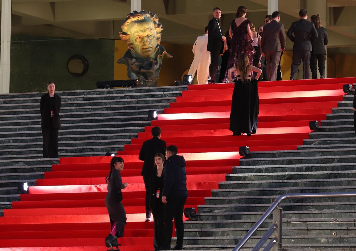 Celebridades suben por la alfombra roja del Palacio de Congresos.