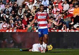 Loïc Williams se encoge tras una pugna con Panichelli.