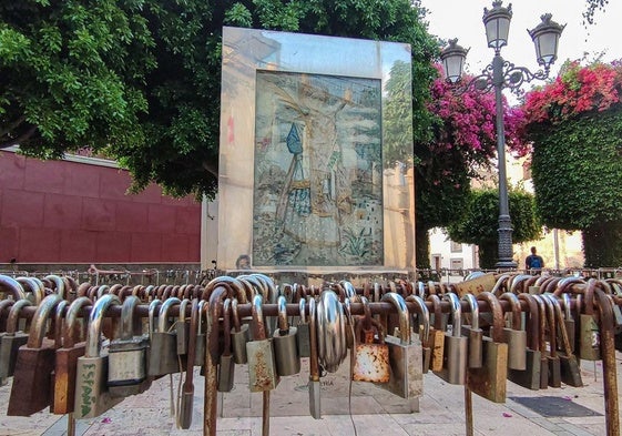 El relieve de San Valentín, en la plaza Campoamor, se talló hace 60 años y atesora una curiosa historia