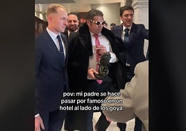 Se hace pasar por famoso en un hotel al lado de los Goya y la gente se vuelve loca.