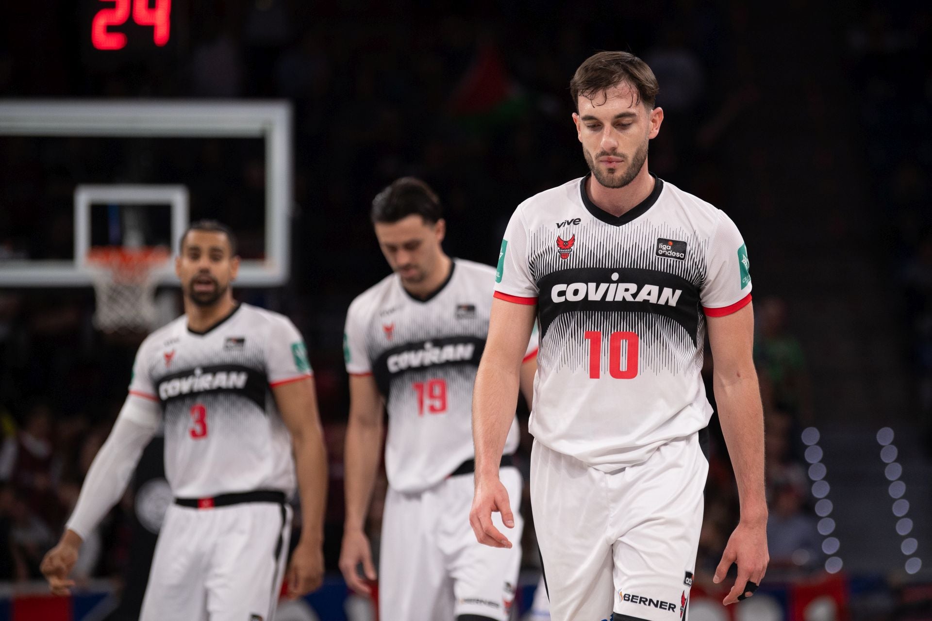 Caras largas de Gian Clavell, Pere Tomás y Sergi García (de izquierda a derecha) durante el partido en el Buesa Arena de Vitoria.