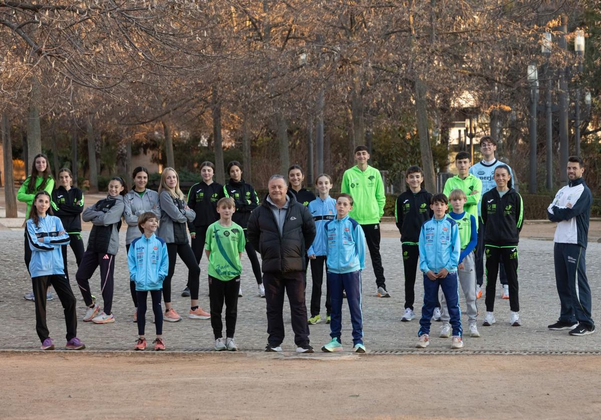 Varios de los integrantes del grupo de atletas de Jesús Montiel rodean al entrenador en el parque Federico García Lorca.