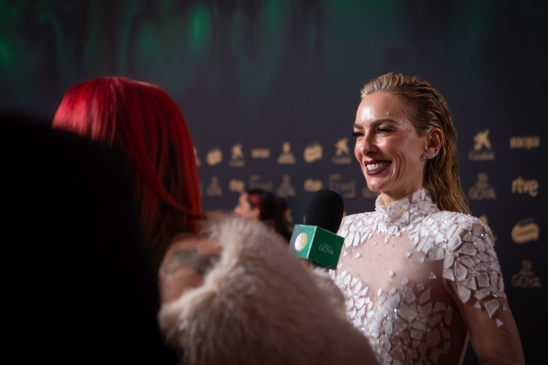 Kira Miró, entre las más bellas, elegantes y felices de la gala por el premio que recibió su novio Salva Reina