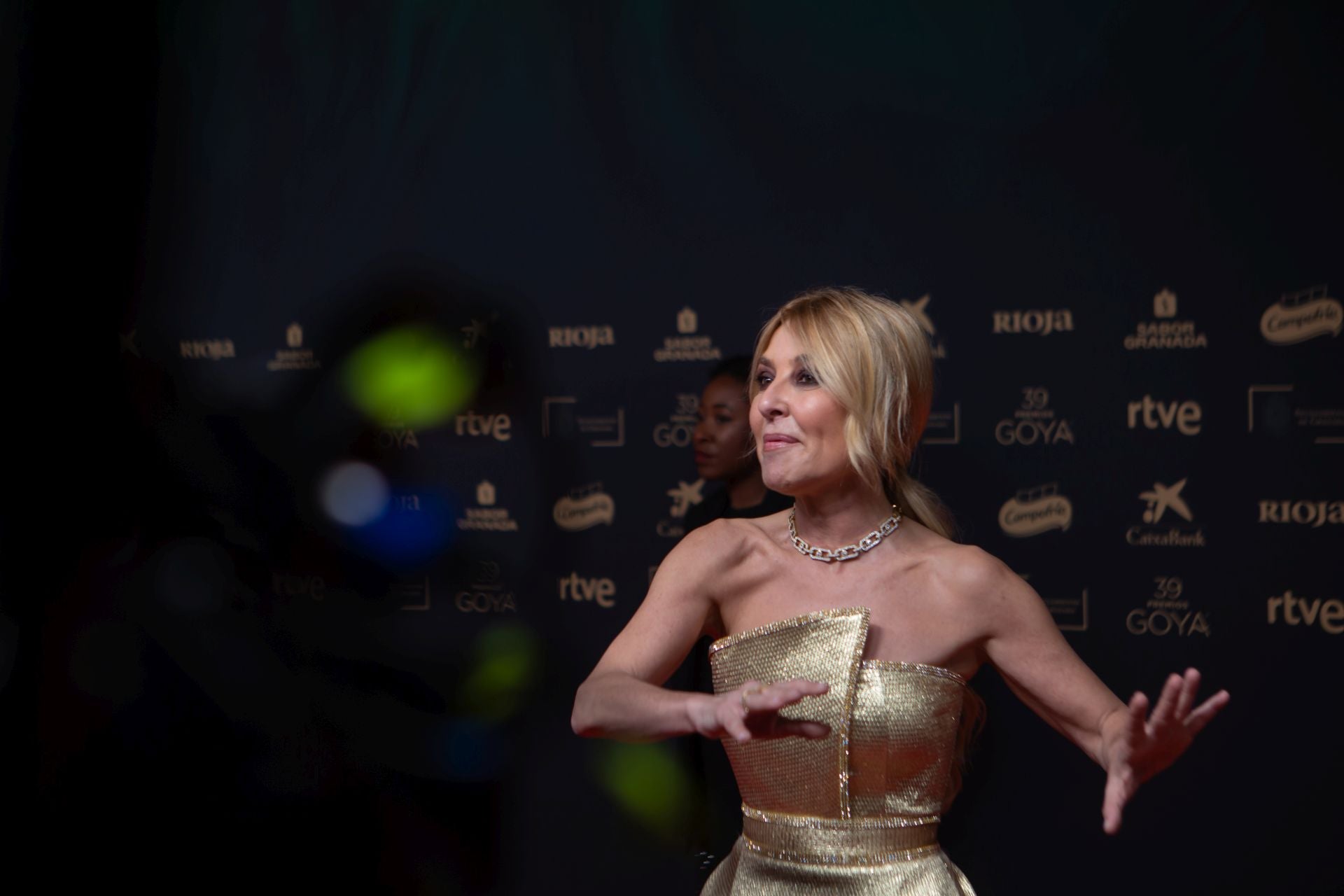 Cayetana Guillén, dando explicaciones a los periodistas. 