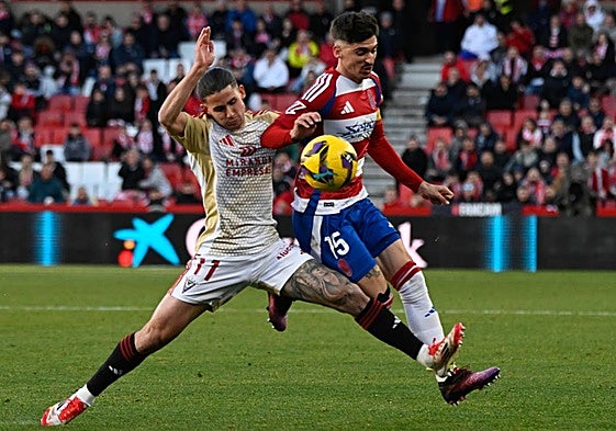 Carlos Neva gana un balón dividido durante el partido contra el Mirandés.
