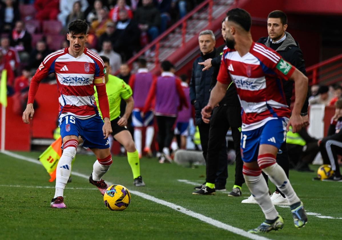 Carlos Neva juega un balón durante el partido contra el Mirandés.