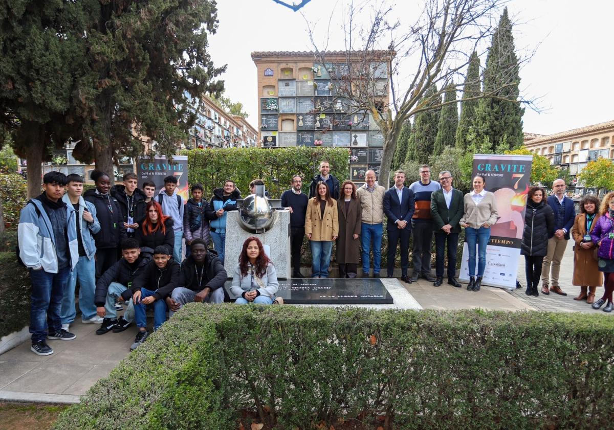 Imagen principal - Alumnos del IES Veleta, con los organizadores de Gravite; Juan Ramón Ferreira, concejal d Cultura; y Javier Rivas, director de Área de Negocio de Caixabank.