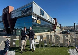 Carlos Casaseca, director general de Sea Group, y Manuel Cuerva, de Cuerva, ante el centro comercial