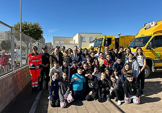 Escolares con autoridades y efectivos del 112 en el patio del CEIP Gloria Fuertes.