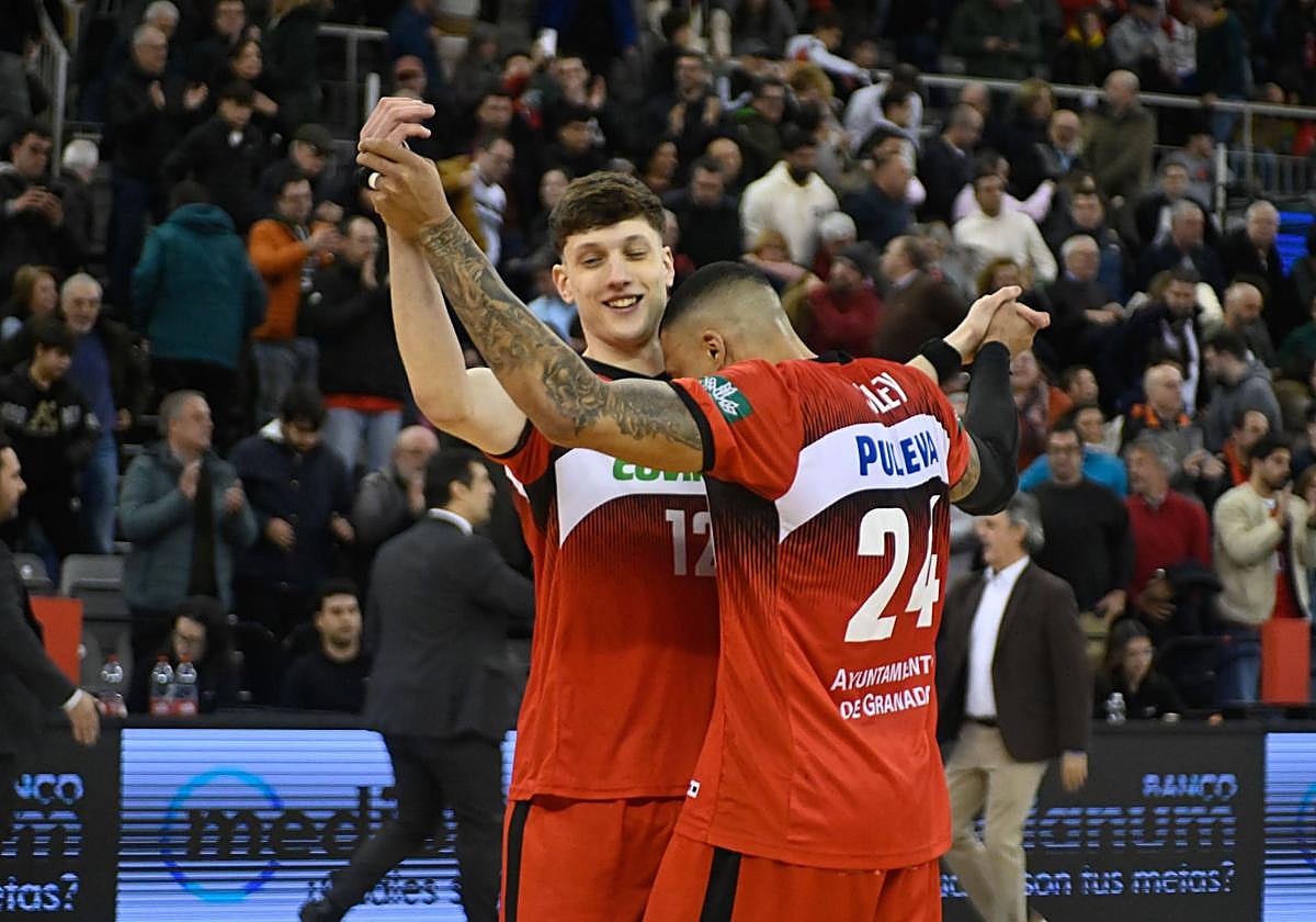 Agustín Ubal (12) abraza a Jacob Wiley, al que el Covirán echa de menos.