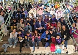 El recto Nicolás Ruiz con un grupo de alumnos en el Campus de Las Lagunillas.