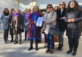 Momento antes de la entrega de la solicitud para la manifestación del 8M.