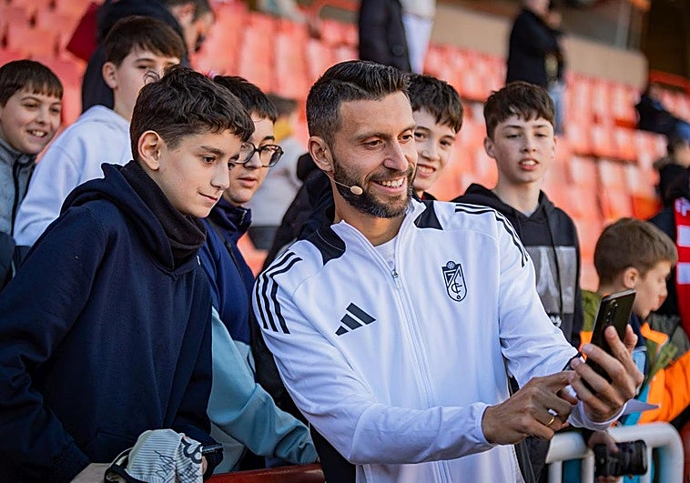 Borja Bastón se hace un selfi junto a unos aficionados.