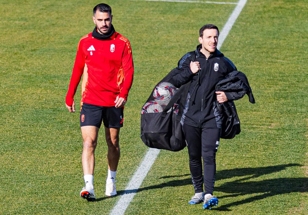 Pablo Insua termina sus ejercicios en solitario junto al readaptador Manu Dimas.