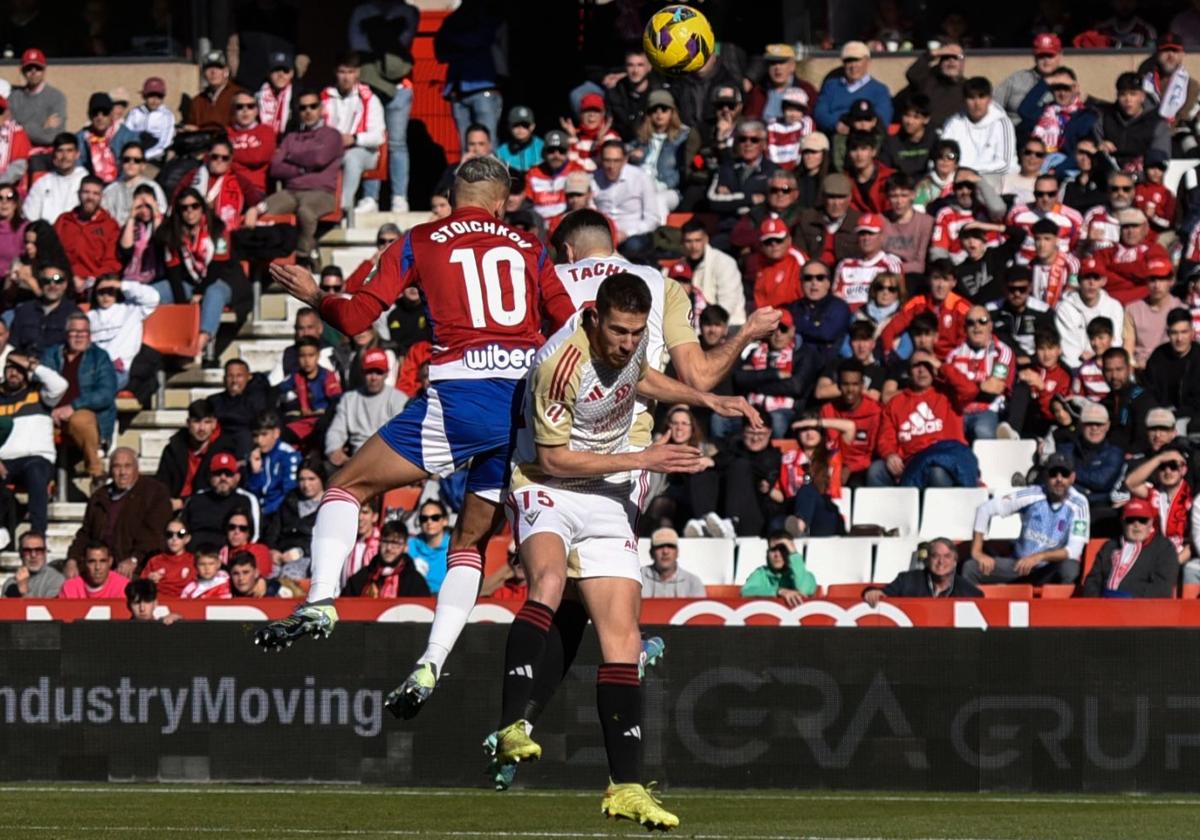 Stoichkov pelea por un balón aéreo contra el Mirandés.