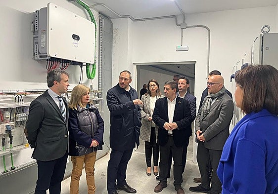 Antonio Ruano de la empresa Intelec explica a los representantes de las administraciones la instalación desarrollada en el Olivo Arena y en Ifeja.