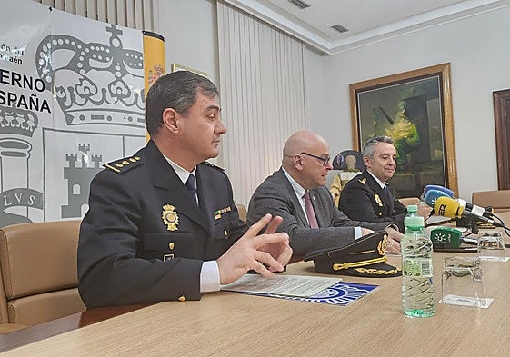 El jefe de la Unidad de Coordinación de Operaciones, Diego Saavedra, junto con el subdelegado del Gobierno, Manuel Fernández, y el comisario de la Policía Nacional en Linares, Javier Cazorla.