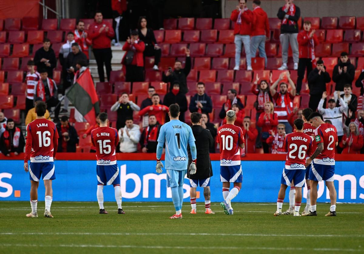 Los futbolistas del Granada se despiden de la grada de animación ante el Mirandés.