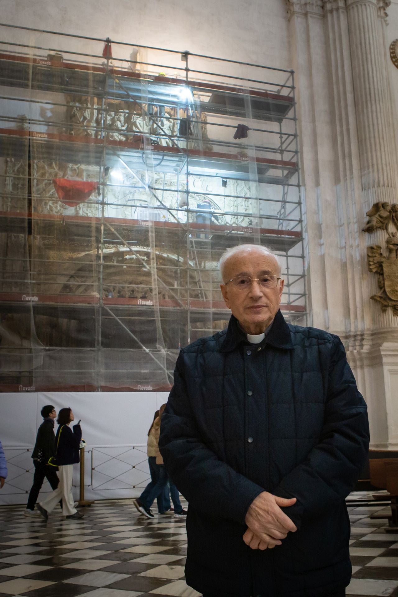 Una jornada de trabajo con los restauradores de la portada de la Capilla Real
