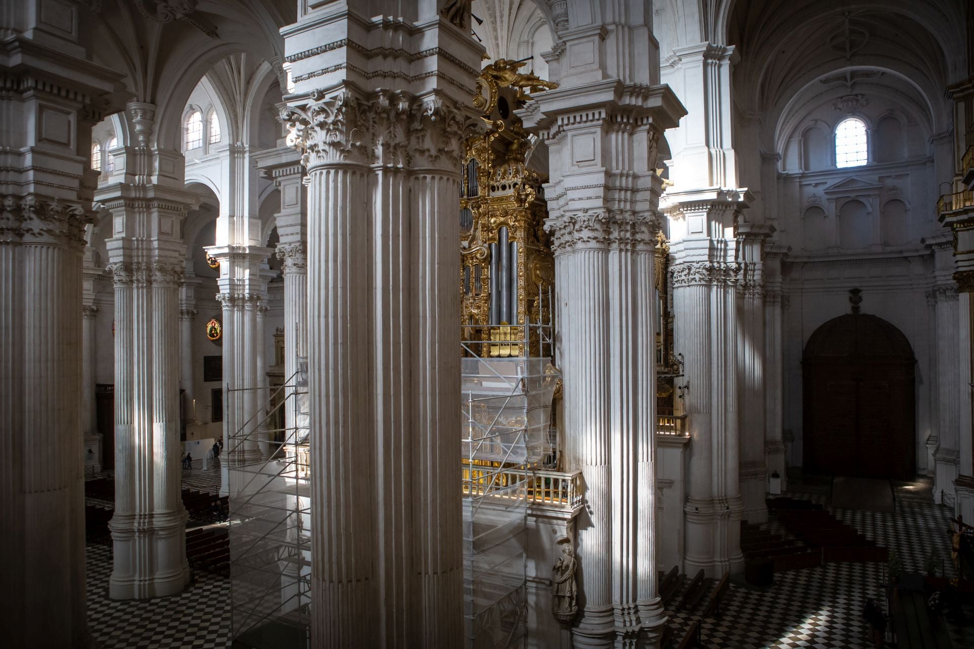 Una jornada de trabajo con los restauradores de la portada de la Capilla Real