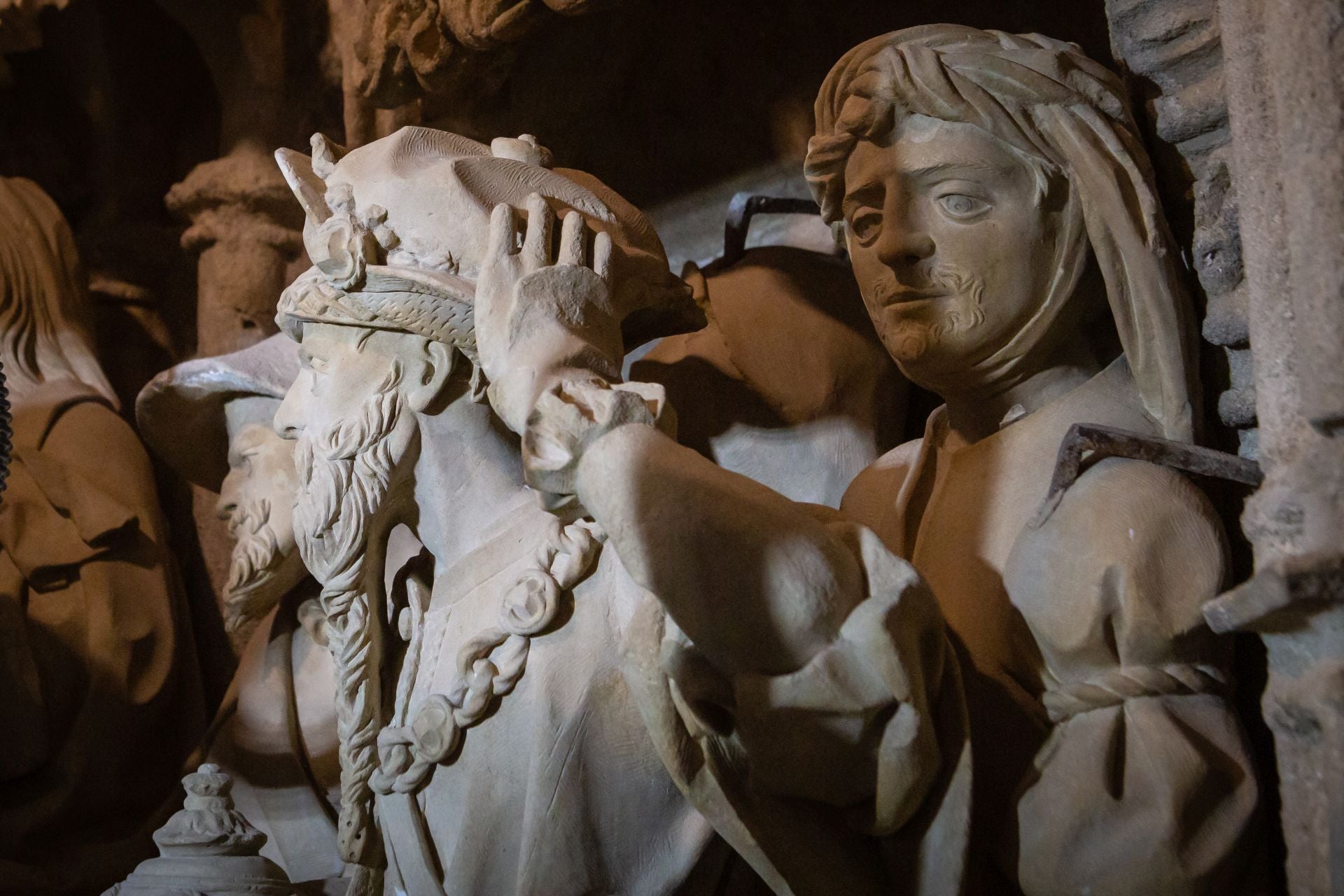 Una jornada de trabajo con los restauradores de la portada de la Capilla Real