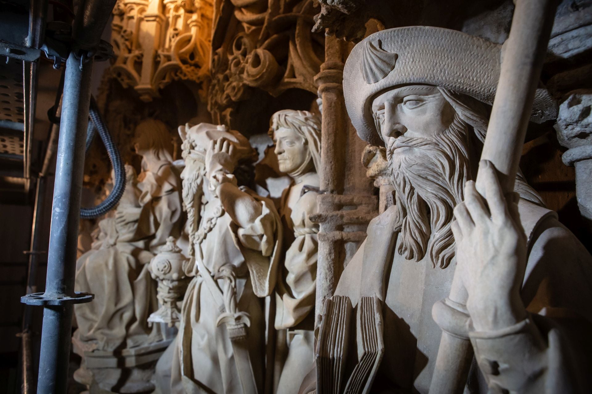 Una jornada de trabajo con los restauradores de la portada de la Capilla Real