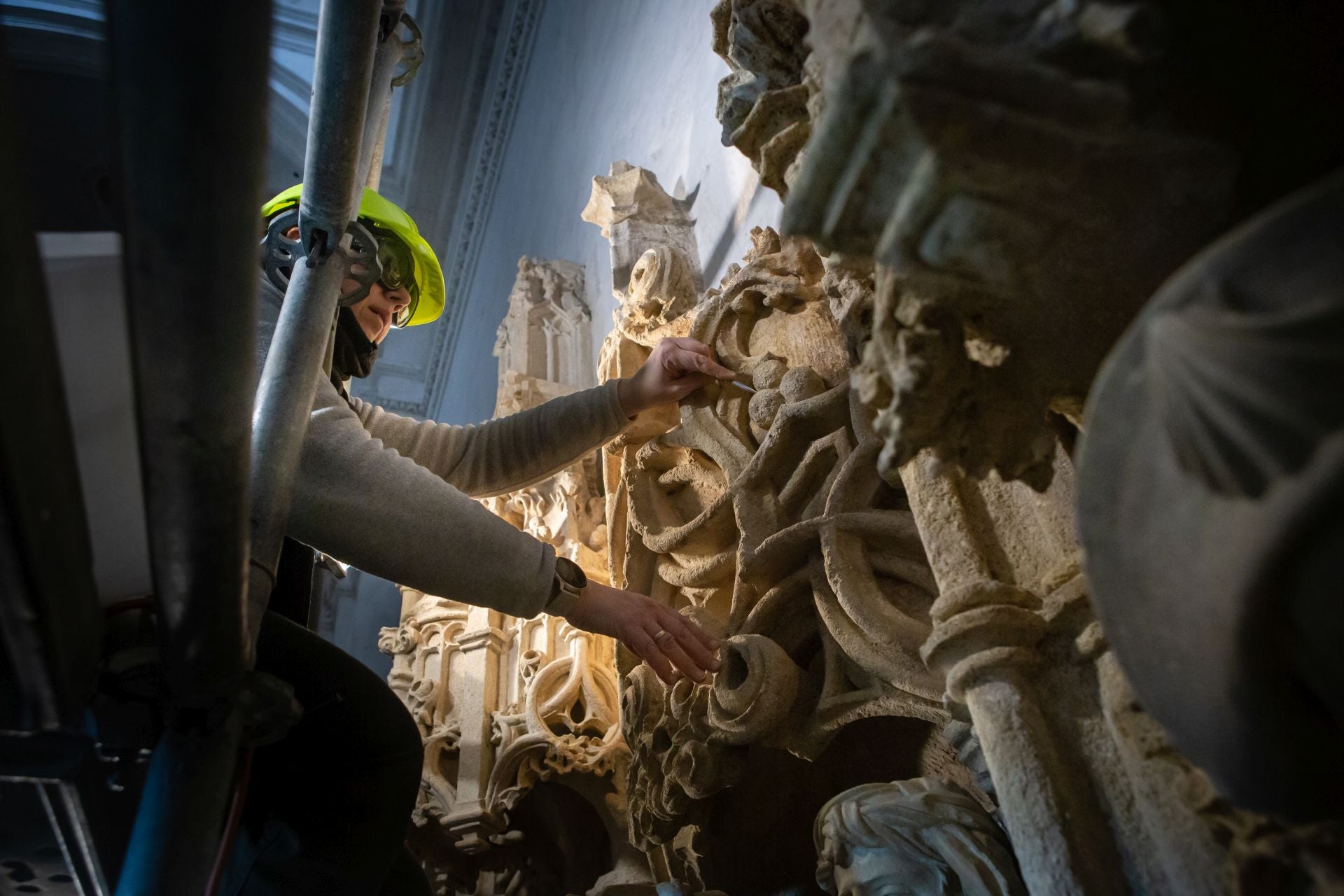 Una jornada de trabajo con los restauradores de la portada de la Capilla Real