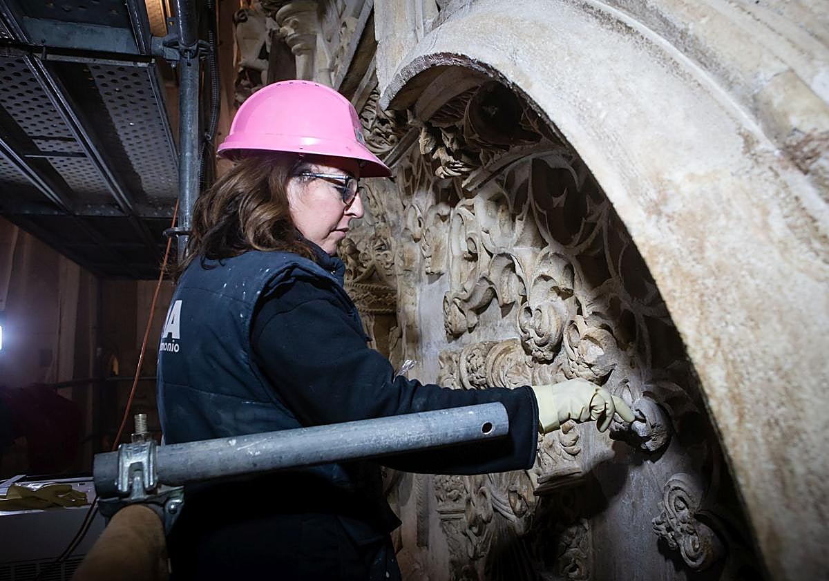 Imagen principal - Trabajos de restauración de la portada. 