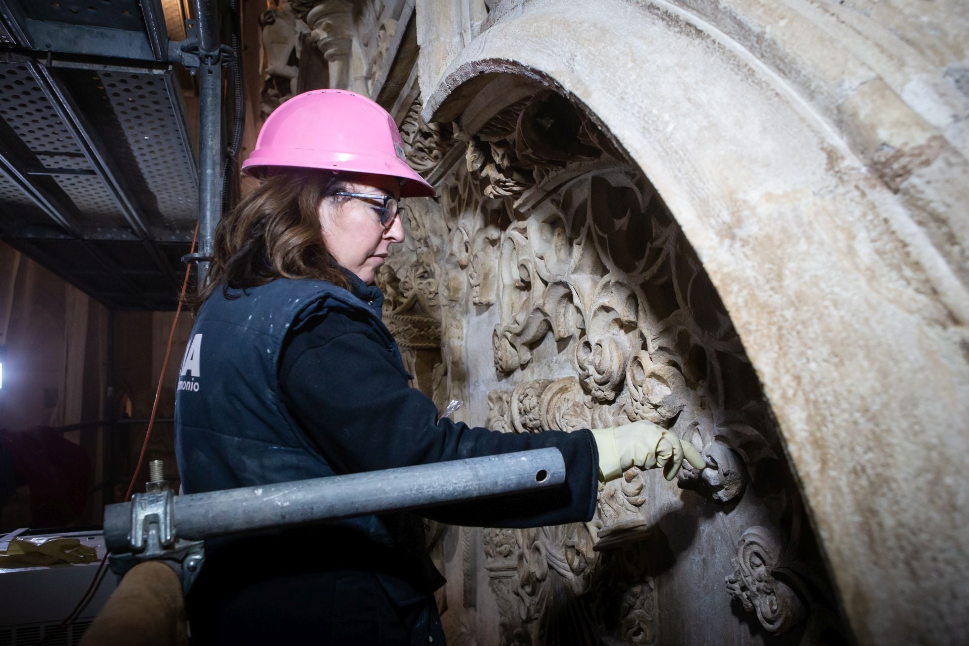 Una jornada de trabajo con los restauradores de la portada de la Capilla Real