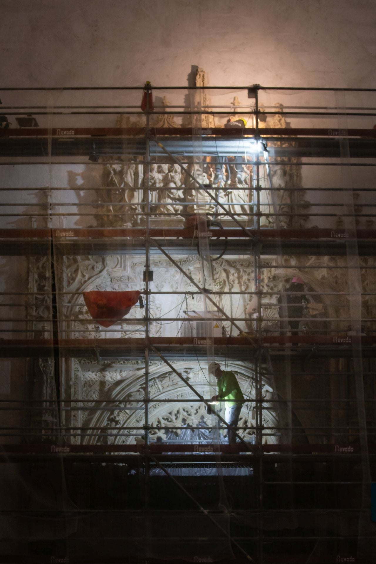 Una jornada de trabajo con los restauradores de la portada de la Capilla Real