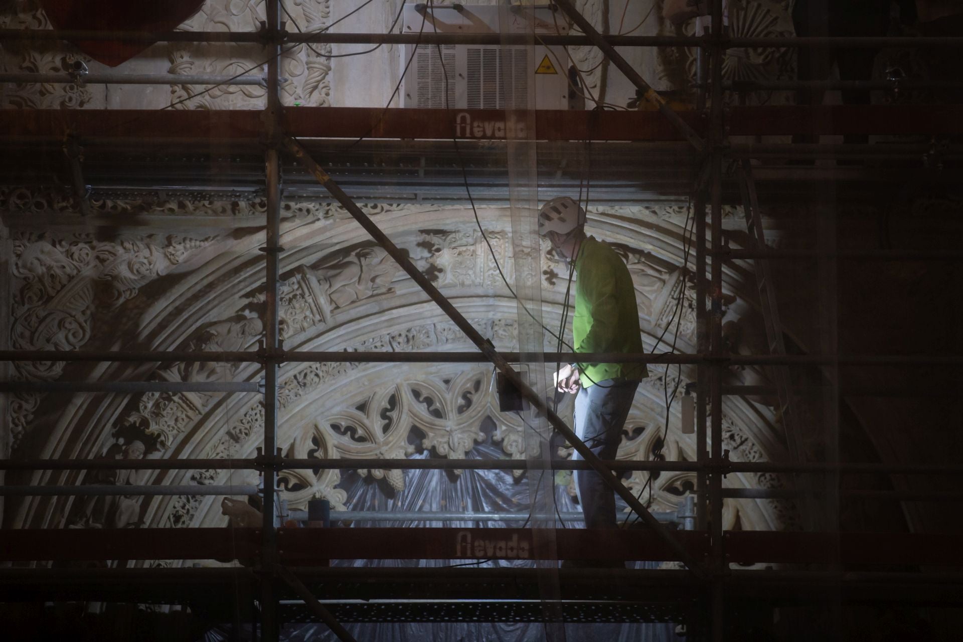 Una jornada de trabajo con los restauradores de la portada de la Capilla Real
