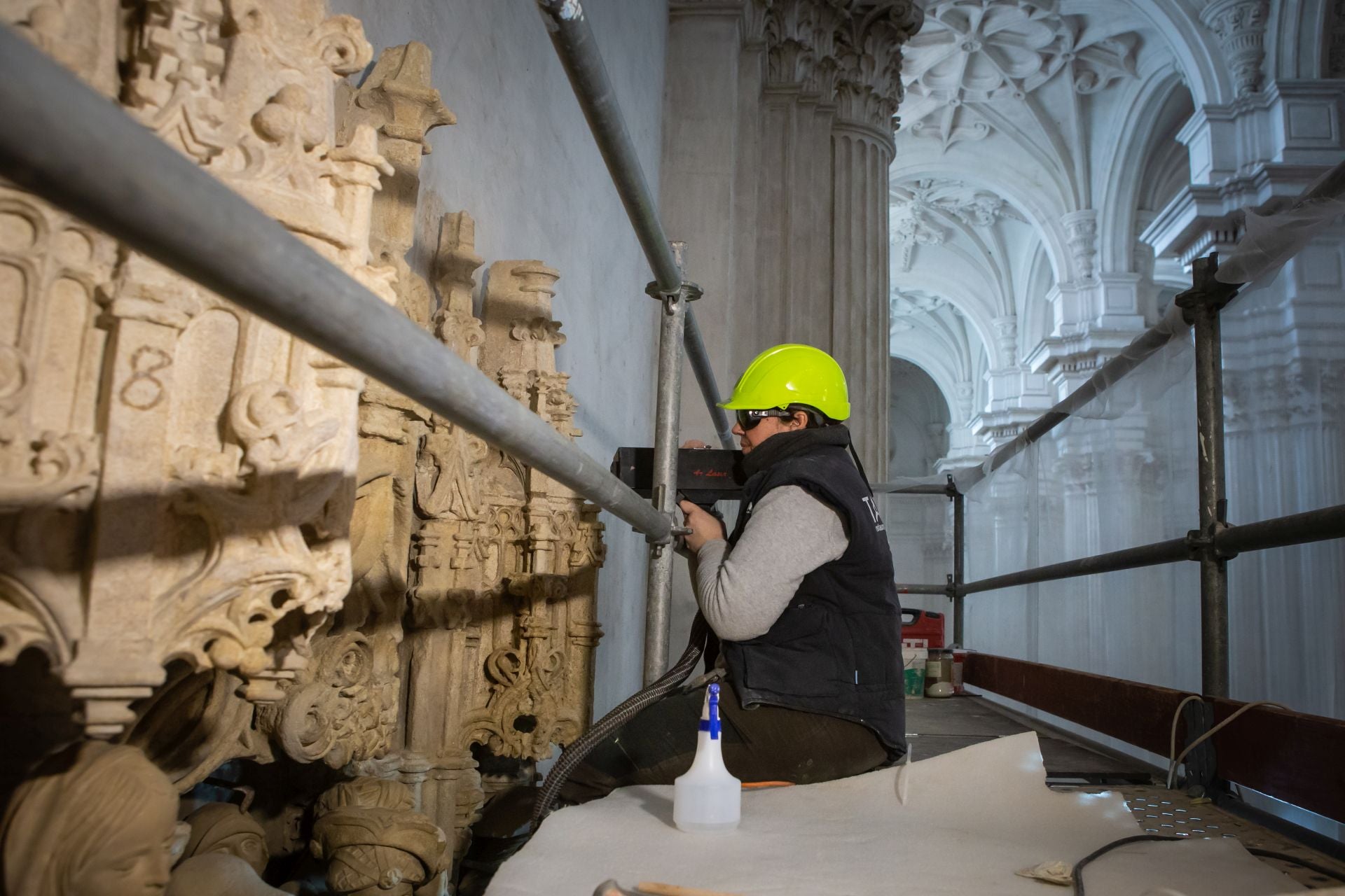 Una jornada de trabajo con los restauradores de la portada de la Capilla Real