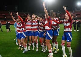 Las rojiblancas celebran el triunfo de octavos en Los Cármenes.