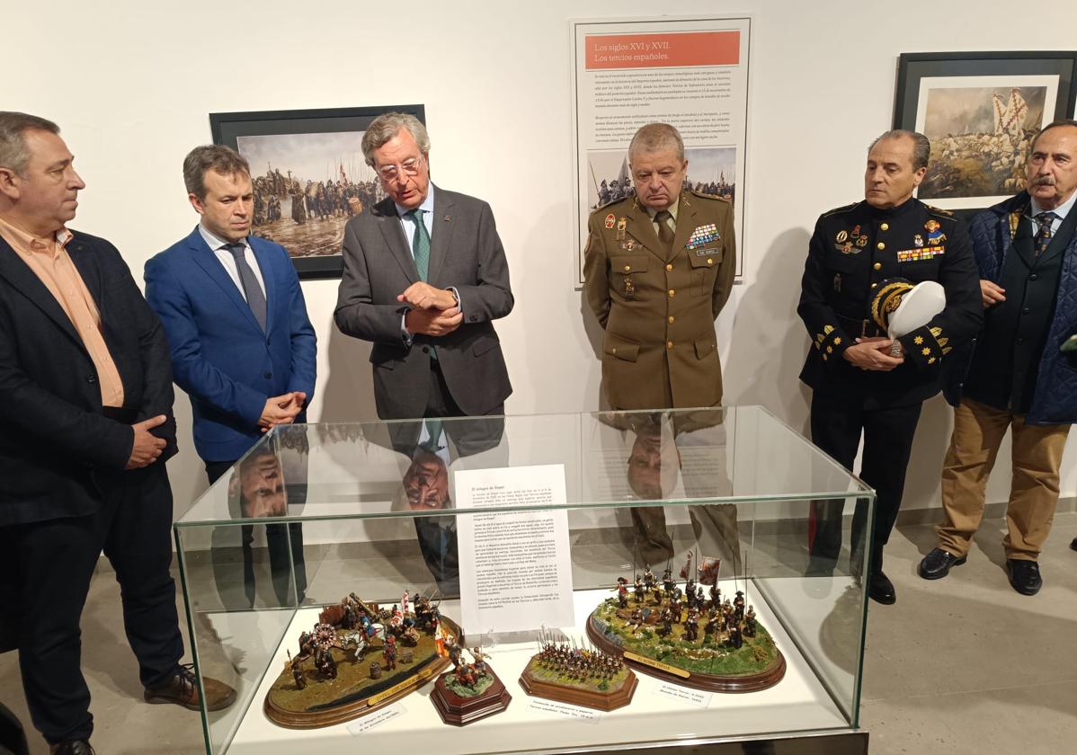 Julio Millán, Alfonos Rojas y Antonio Ruíz contemplando las miniaturas