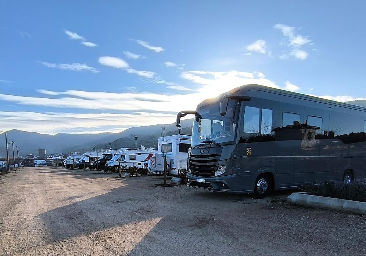Estacionamiento de utocaravanas en Génave.