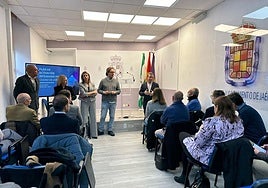 Reunión de Julio Millán y otros representantes municipales con el sector del comercio y la hostelería