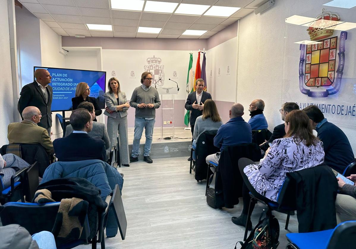 Reunión de Julio Millán y otros representantes municipales con el sector del comercio y la hostelería
