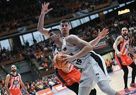 Marko Todorovic, en primer plano, 'cae' en el mercado tras el fichaje de Kostas Antetokounmpo por el UCAMMurcia.