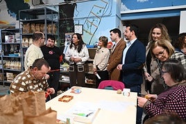 La consejera visita en Dúrcal las instalaciones de Vale y remarca su vocación por la plena inclusión de las personas con discapacidad.