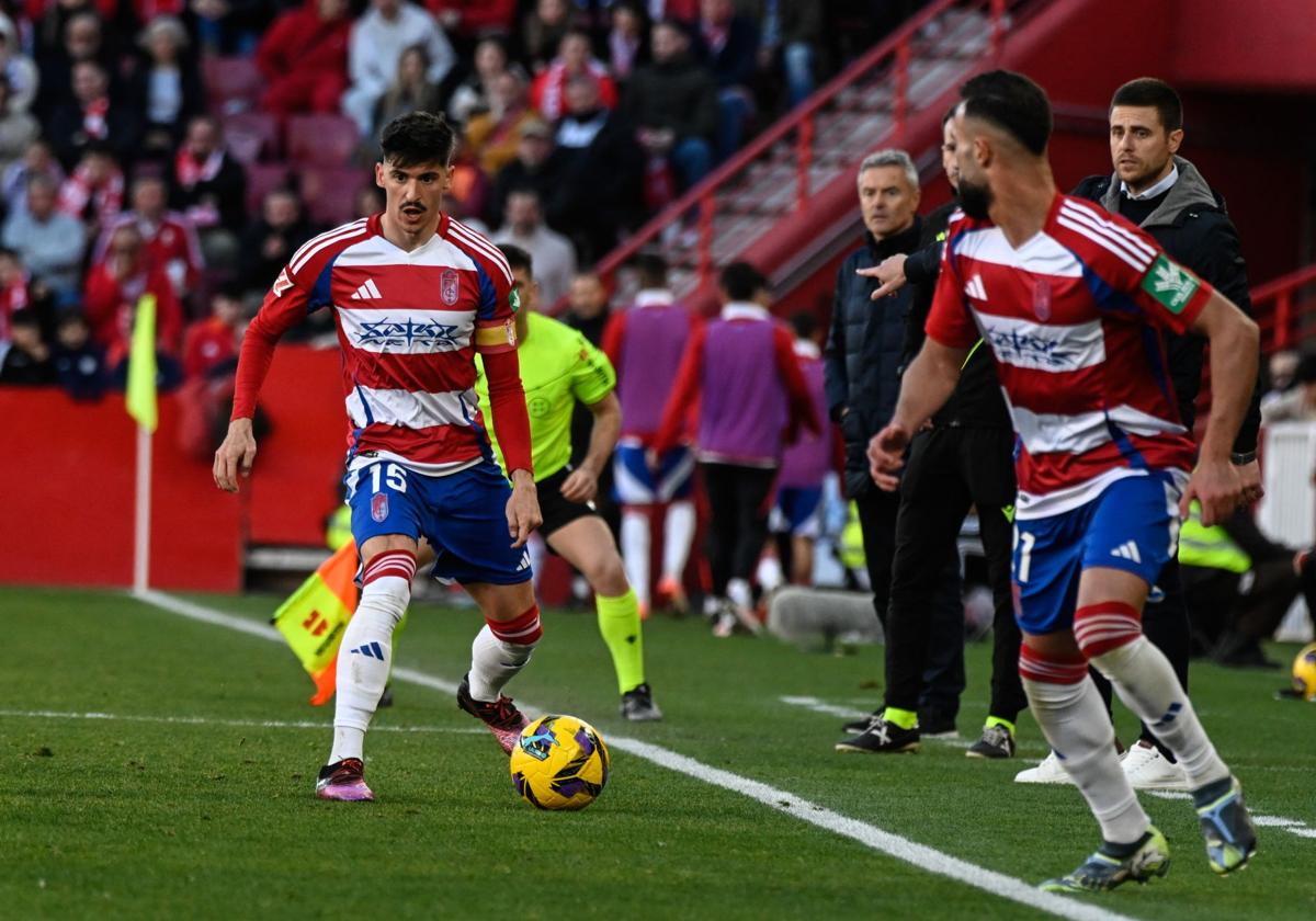 Carlos Neva levanta la cabeza con intención de dar un pase con Rebbach desmarcándose, en el partido contra el Mirandés.