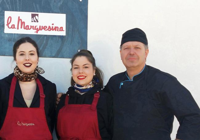 Andrea junto a su hermana y su padre en el restaurante familiar.