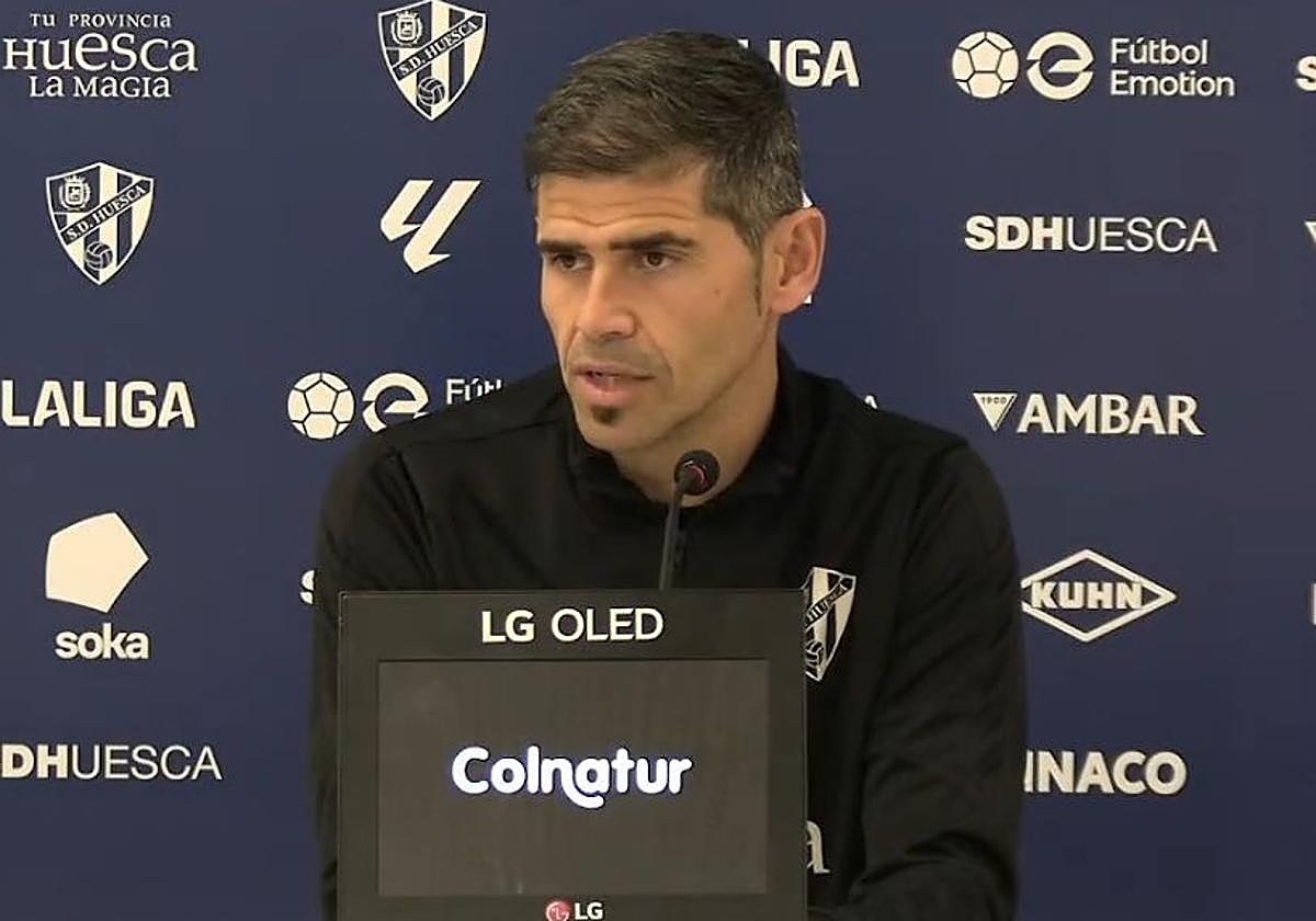 El entrenador del Huesca, Antonio Hidalgo, en sala de prensa.