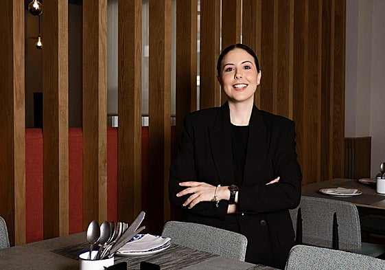 Andrea en las instalaciones de Tragatá, restaurante en el que trabaja como responsable de sala.