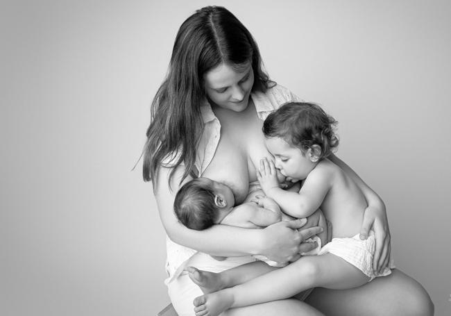 María dando de comer a sus hijos.