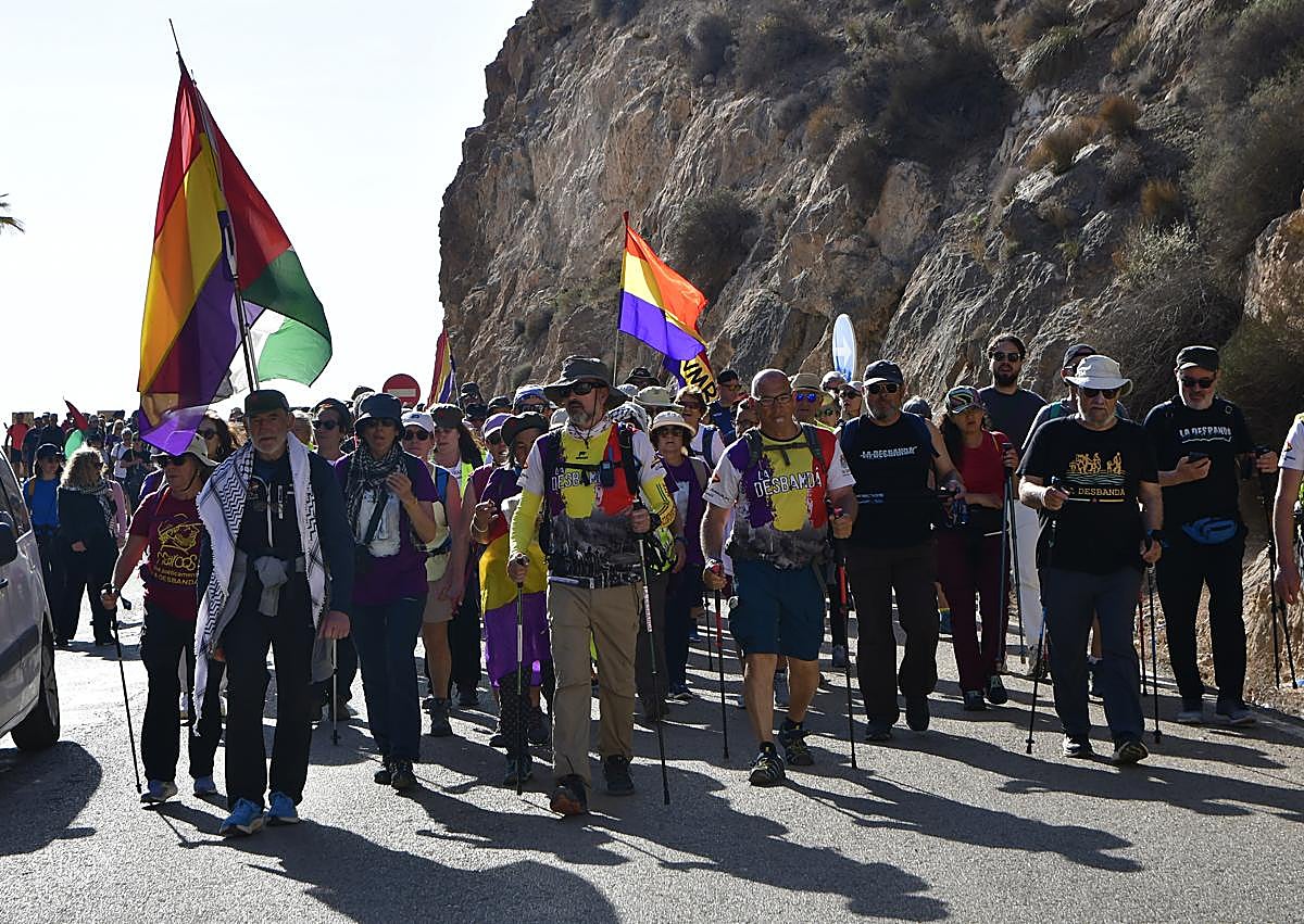 Imagen secundaria 1 - Más de 4.000 personas en un camino contra el olvido de la masacre de &#039;La Desbandá&#039;